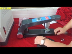 Проверяющий мягкость кожи